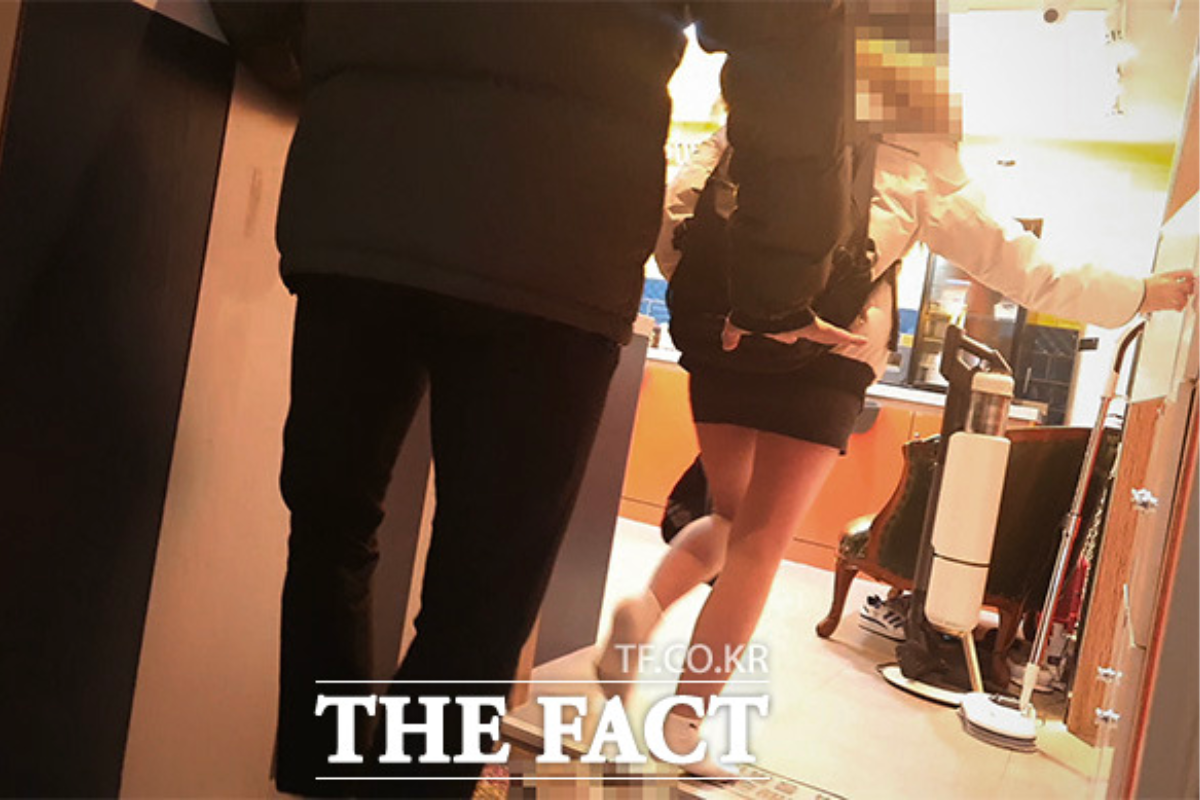 Khách hàng rời khỏi Room Cafe, với cảnh trang trí nội thất và khách hàng mặc áo khoác mùa đông.