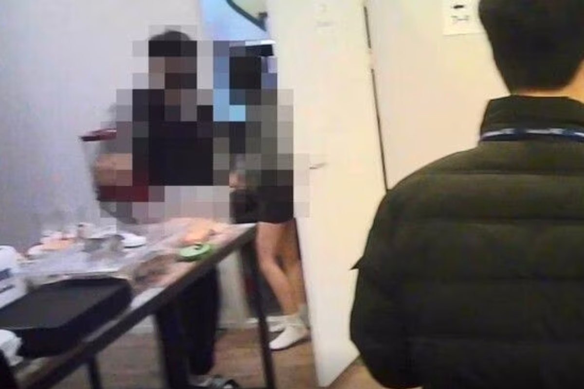 Kiểm tra tại một Room Cafe, với bóng dáng người trong một căn phòng nhỏ.