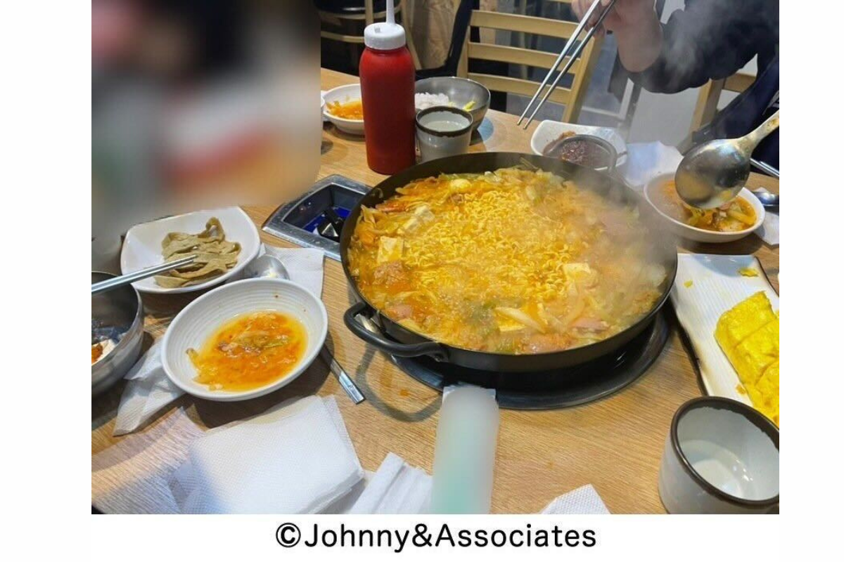 キムトゥコンプデチゲでのプデチゲ料理。数々の韓国料理が並べられたテーブル。