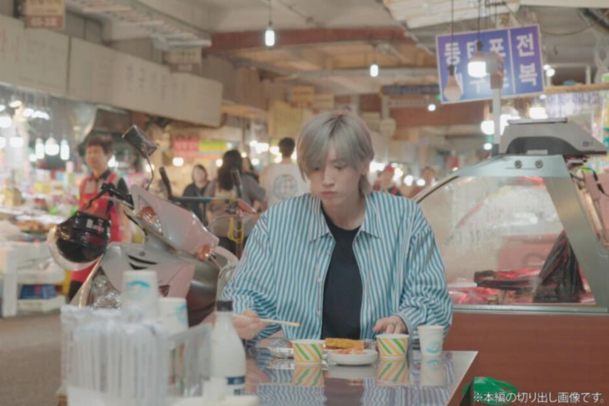 広蔵市場での食べ歩きの様子。チマチョゴリや雑貨の店が並ぶ伝統的な市場。