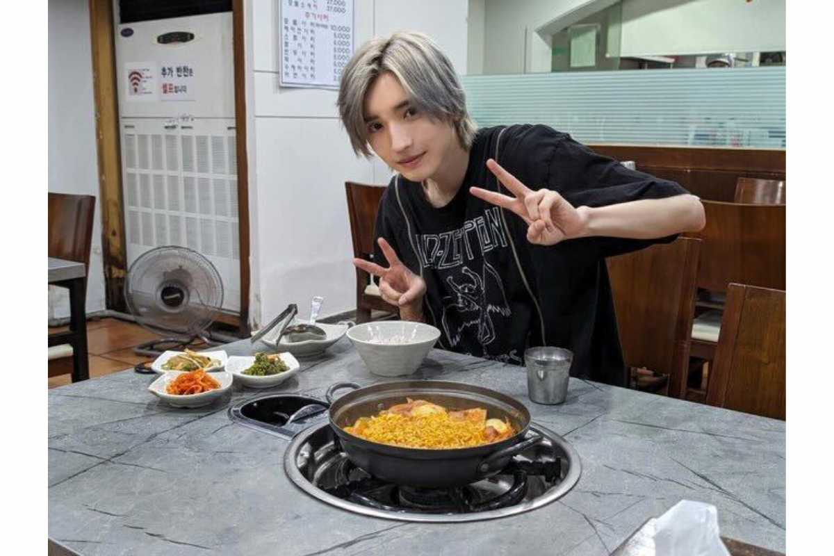 松炭プデチゲ本店でのプデチゲ料理。休日の一皿として楽しまれる。