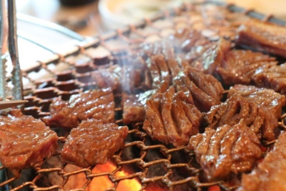 韓国の焼肉で有名なカルビが鉄板で焼かれている様子の近接画像。