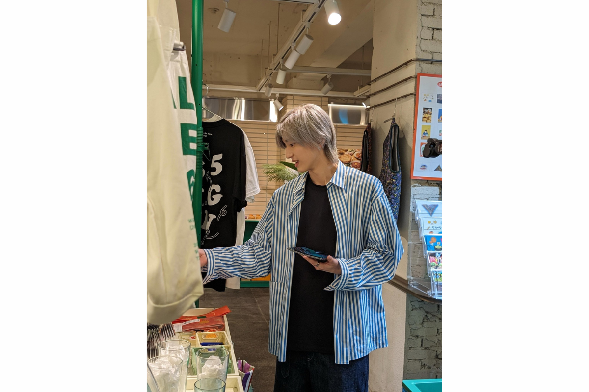 広蔵市場で販売される伝統的な海苔チョコパイや韓国スナック。