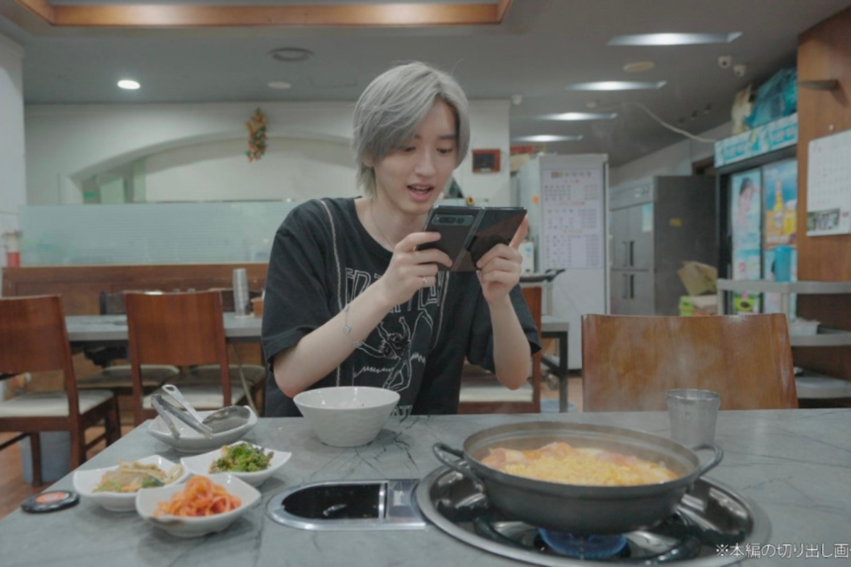 松炭プデチゲ本店でのプデチゲ料理を取り囲むテーブル。