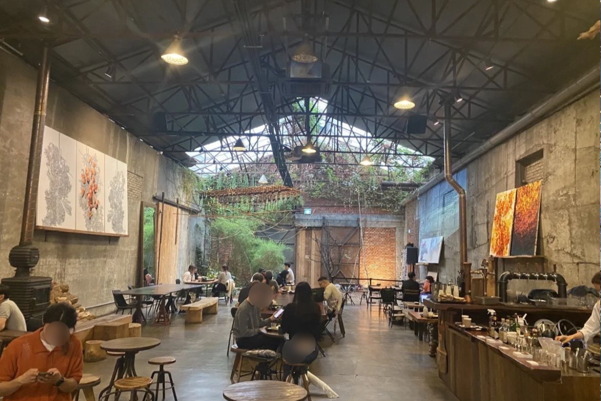 大林仓库咖啡厅的室内环境,装饰艺术风格明显,空间宽敞,气氛温馨。