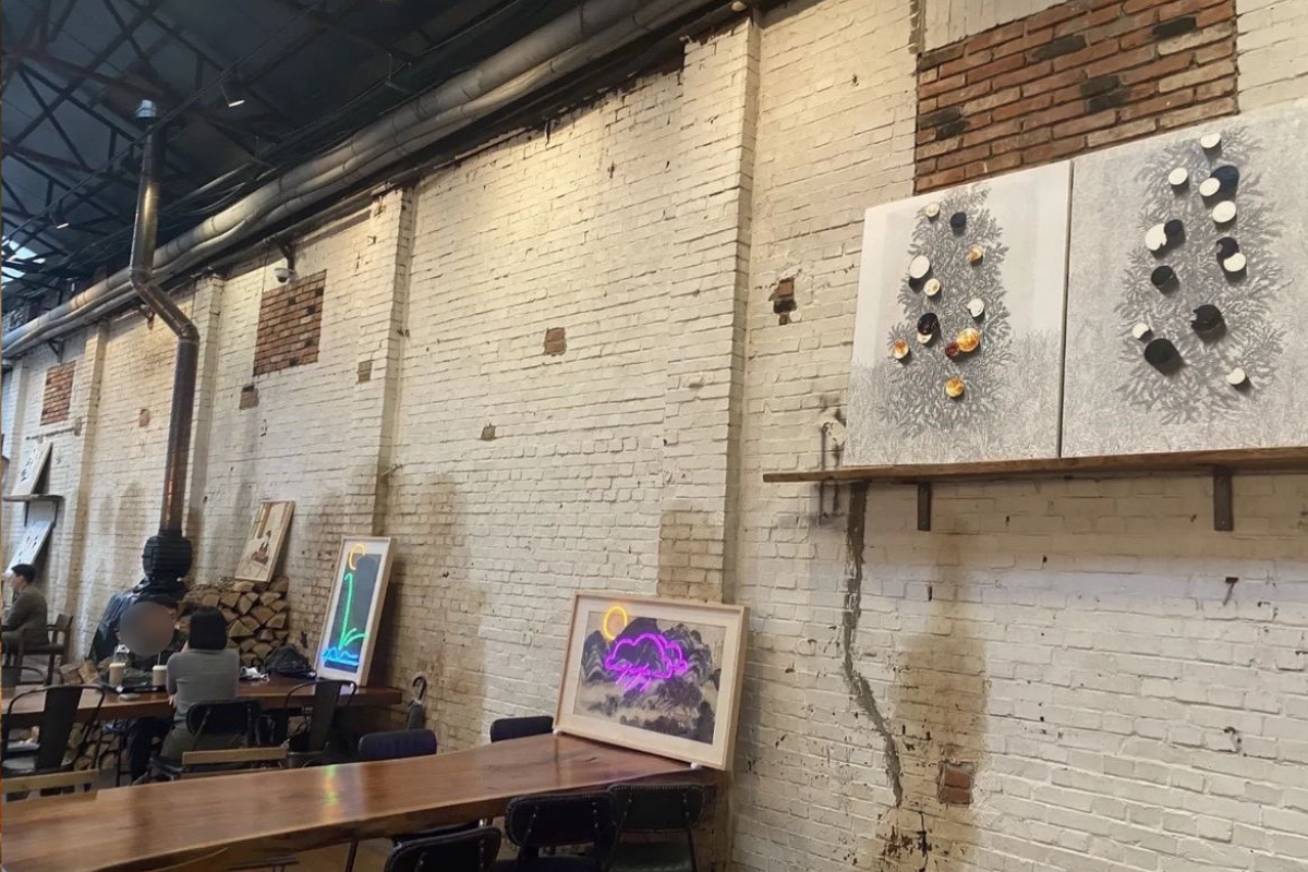 大林仓库咖啡厅内展示的艺术作品,墙面装饰独具匠心,使空间充满创意。