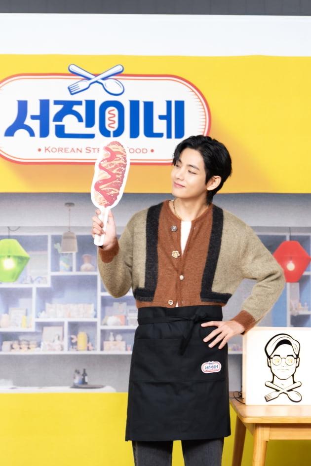 メンバーが誇らしく並んでいる様子が印象的なテレビ番組「ソジンの家」のプロモーション写真。