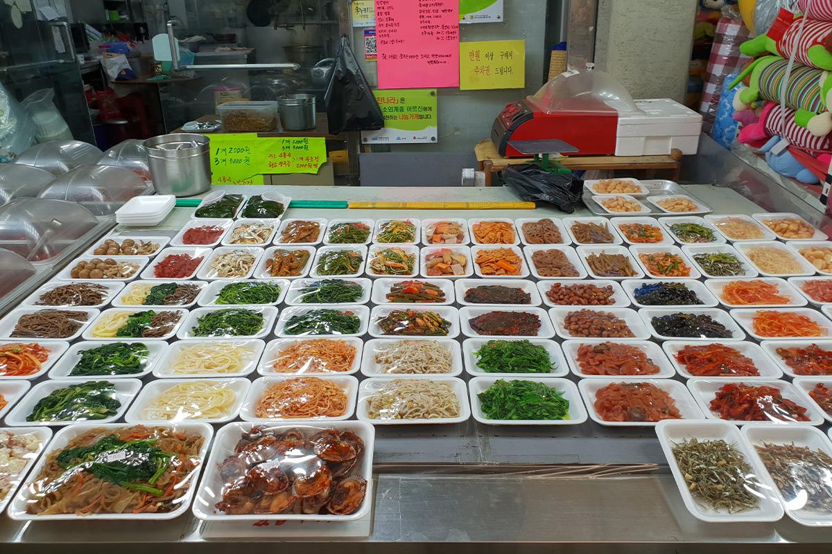 Hand holding the unique Singi Tongbo coin at Singi Market, adding to the traditional shopping experience of visitors.