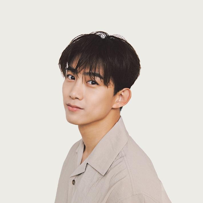 俳優オク・テギョンの肖像、彼のアメリカ進出のニュースに関連する画像。韓国で活躍するオク・テギョンは、アメリカの代表エージェンシーWMEと契約を結び、今後の活動が注目されている。