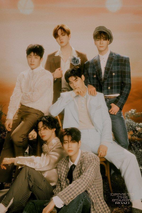 ASTROメンバーたちのレトロファッションスタイルのグループ写真。温かみのある照明の下で撮影されたイメージ。