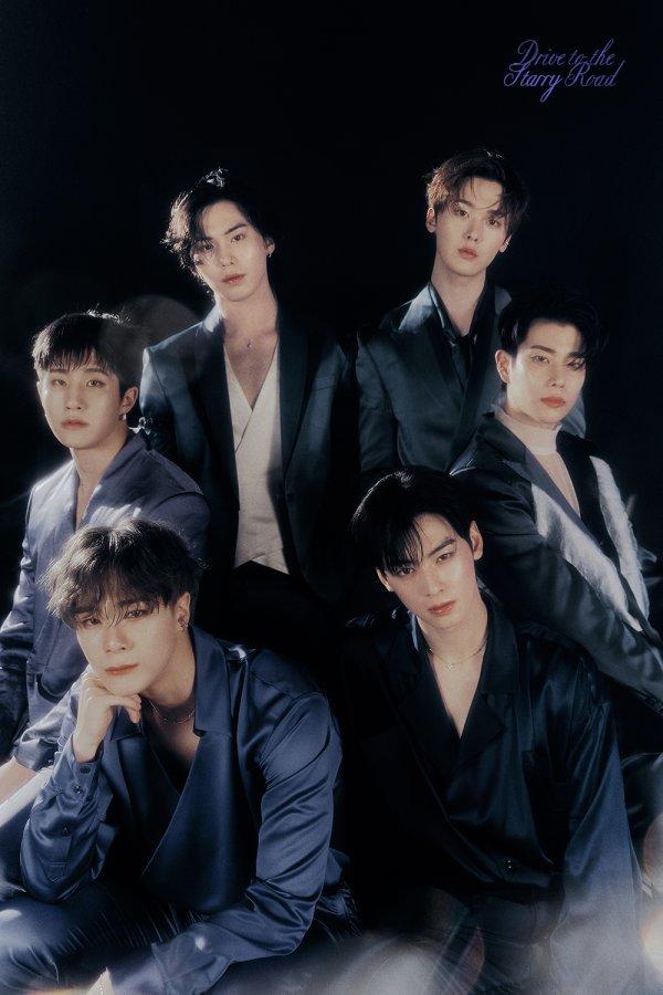 ASTROのメンバーたちのグループ写真。シックなスーツを着た、明るい照明のスタイリッシュな撮影スタジオでのイメージ。