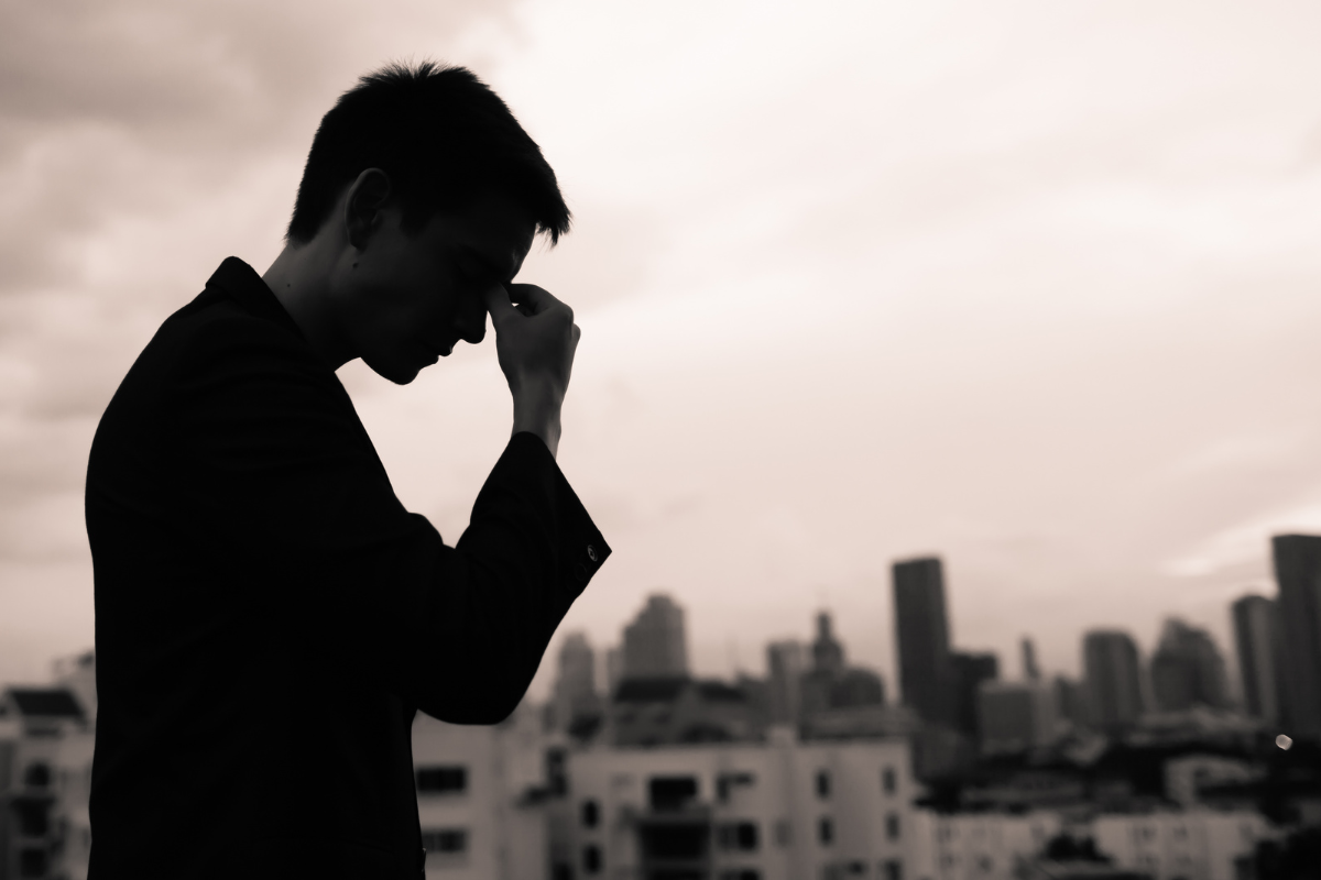 ชายคนหนึ่งในชุดสูทสีดำมองลงไปยังเมือง เกิดความเครียดจากมาตรฐานความงามทำให้เขาหันหน้าไปตอนพร่ำพรอ