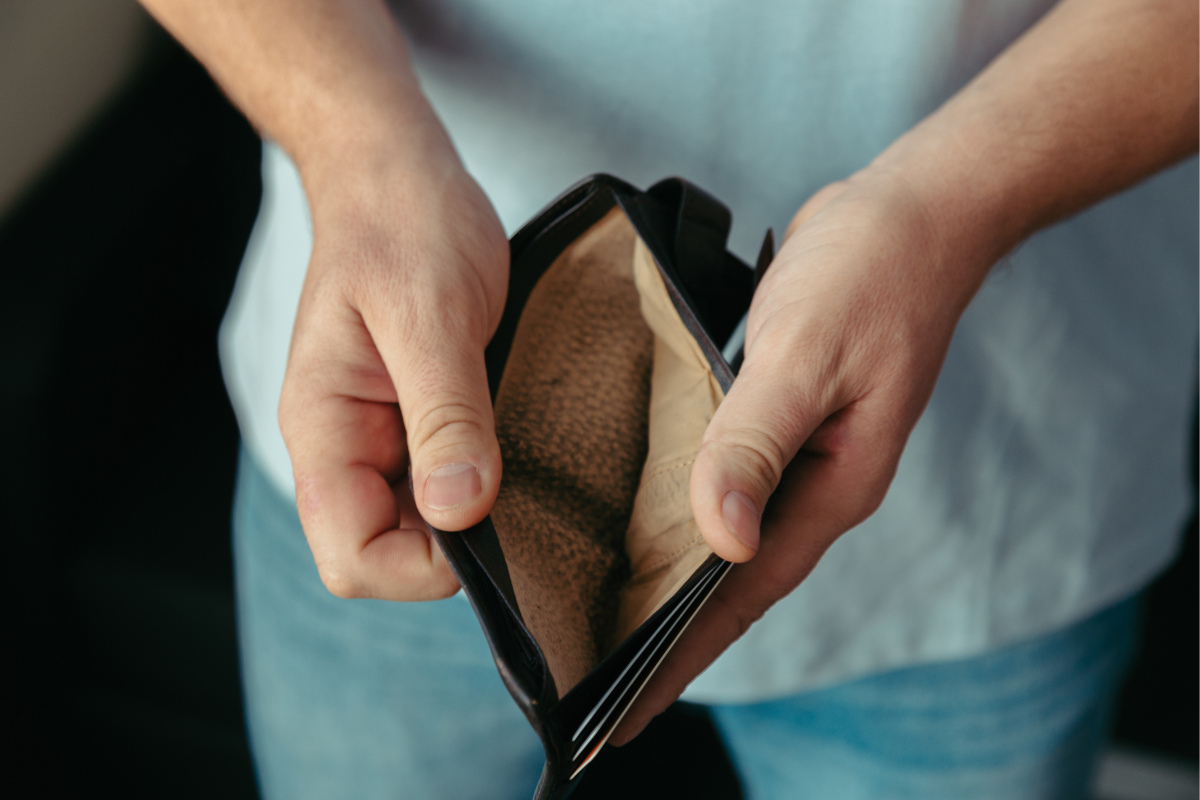 ผู้ชายมือซ้ายจับกระเป๋าสตางค์ที่ไม่มีเงิน กลายเป็นหนี้จากการเตรียมตัวถ่าย Body Profile