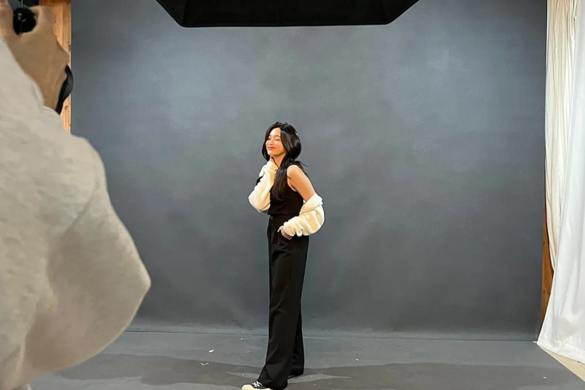 สตูดิโอถ่ายภาพเชิงตัวเองในเกาหลี โดยแสดงผู้หญิงที่โพสในฉากหลังสีดำ