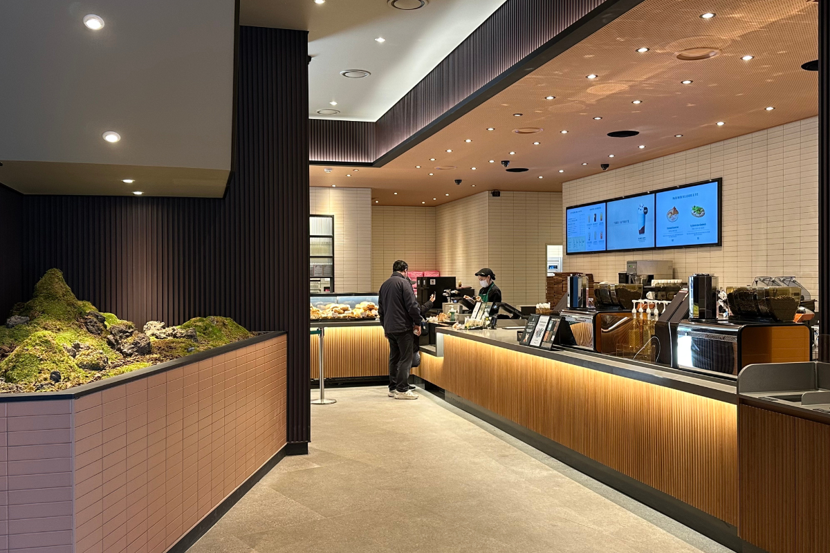 Кассовая зона Starbucks THE Bukhansan с современным интерьером