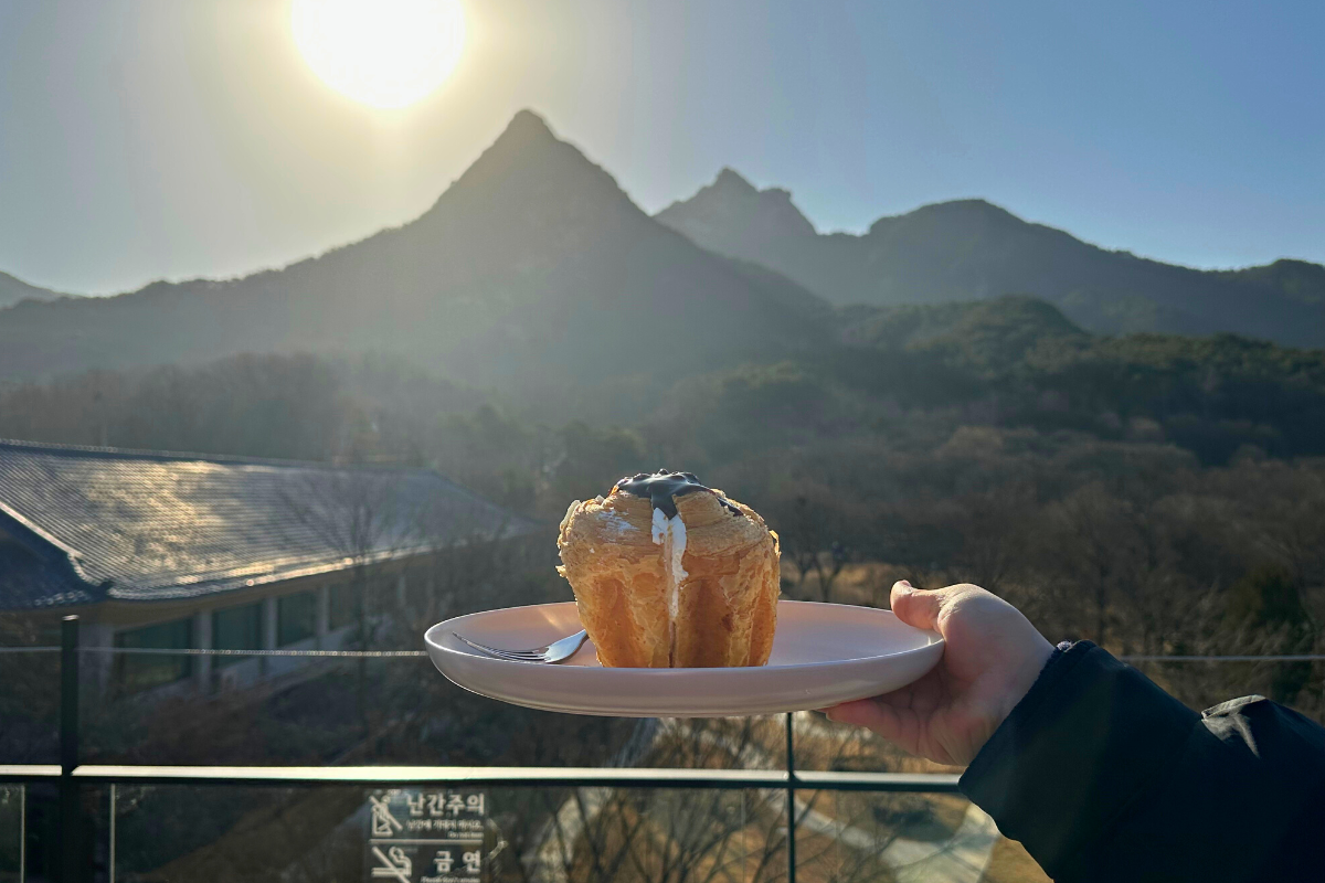 Поздний завтрак и выпечка на террасе в Starbucks THE Bukhansan с красивой обстановкой