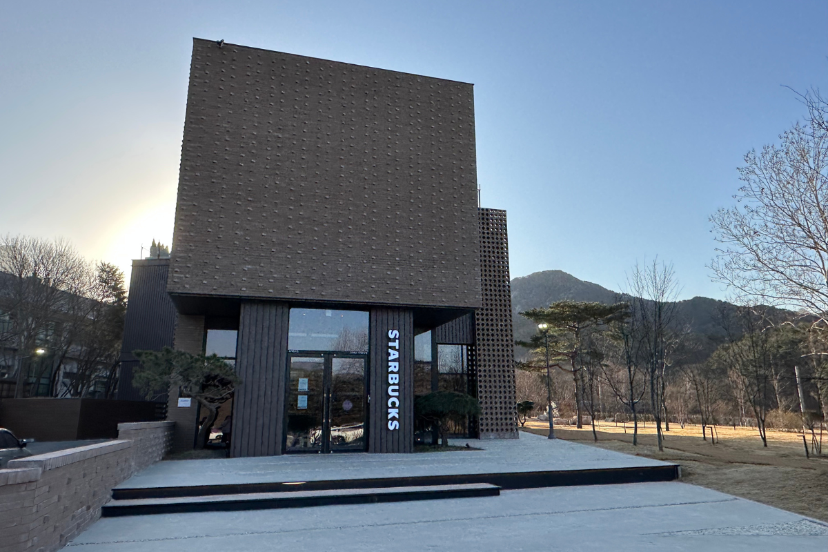 Пешеходная дорожка, ведущая к главному входу Starbucks THE Bukhansan среди природы