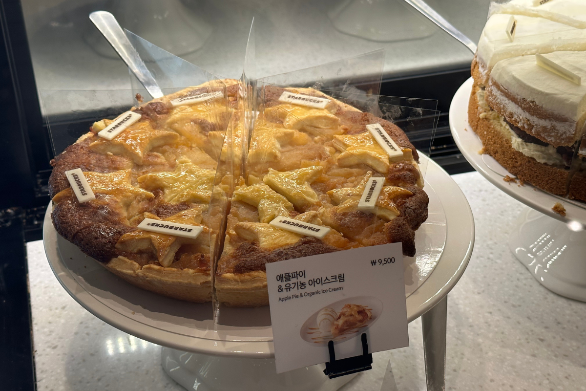 Яблочный пирог и другие десерты в витрине Starbucks THE Bukhansan