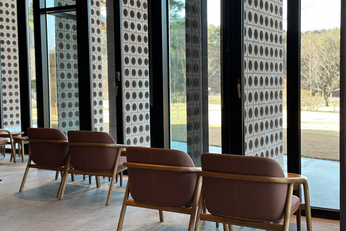 Секция с креслами и панорамным видом на природу в Starbucks THE Bukhansan