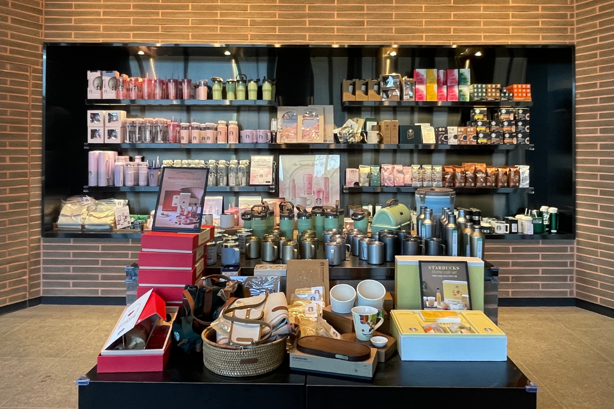 Дисплей мерчандайза в Starbucks THE Bukhansan с кружками и аксессуарами