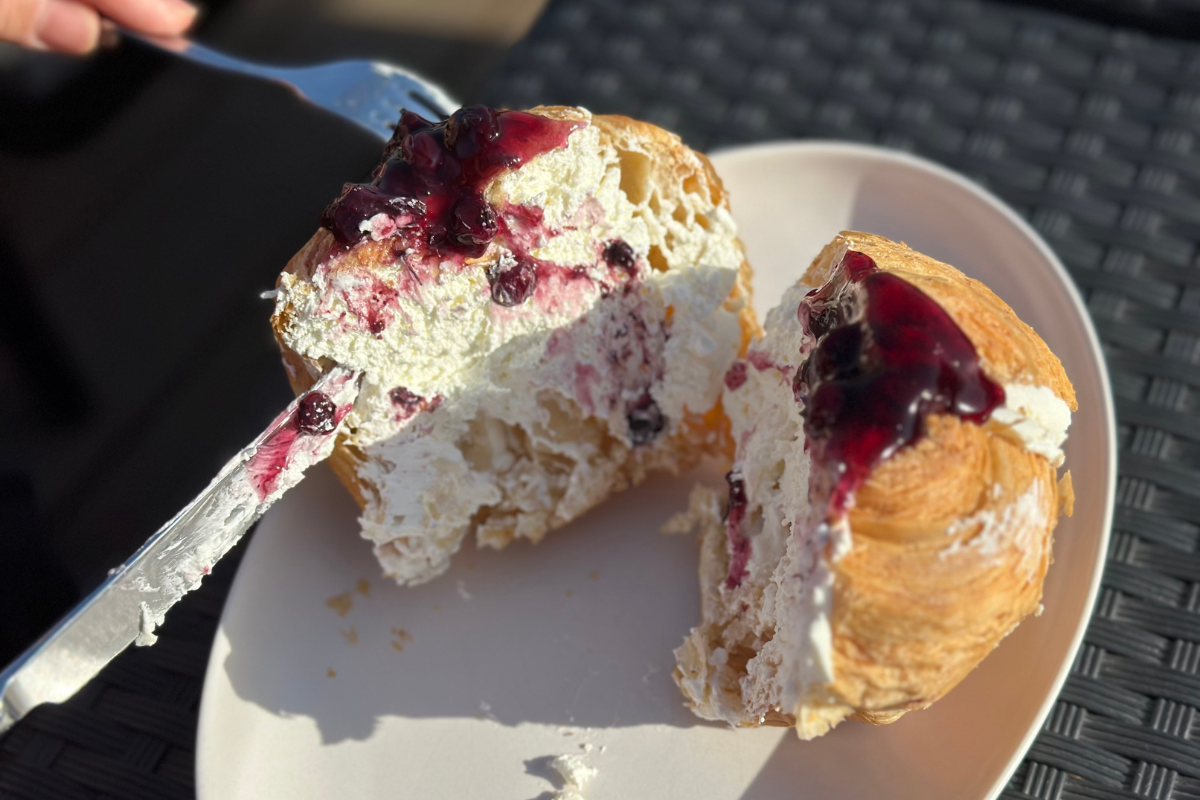 Крупный план блюд позднего завтрака с сосисками и хлебом на террасе Starbucks