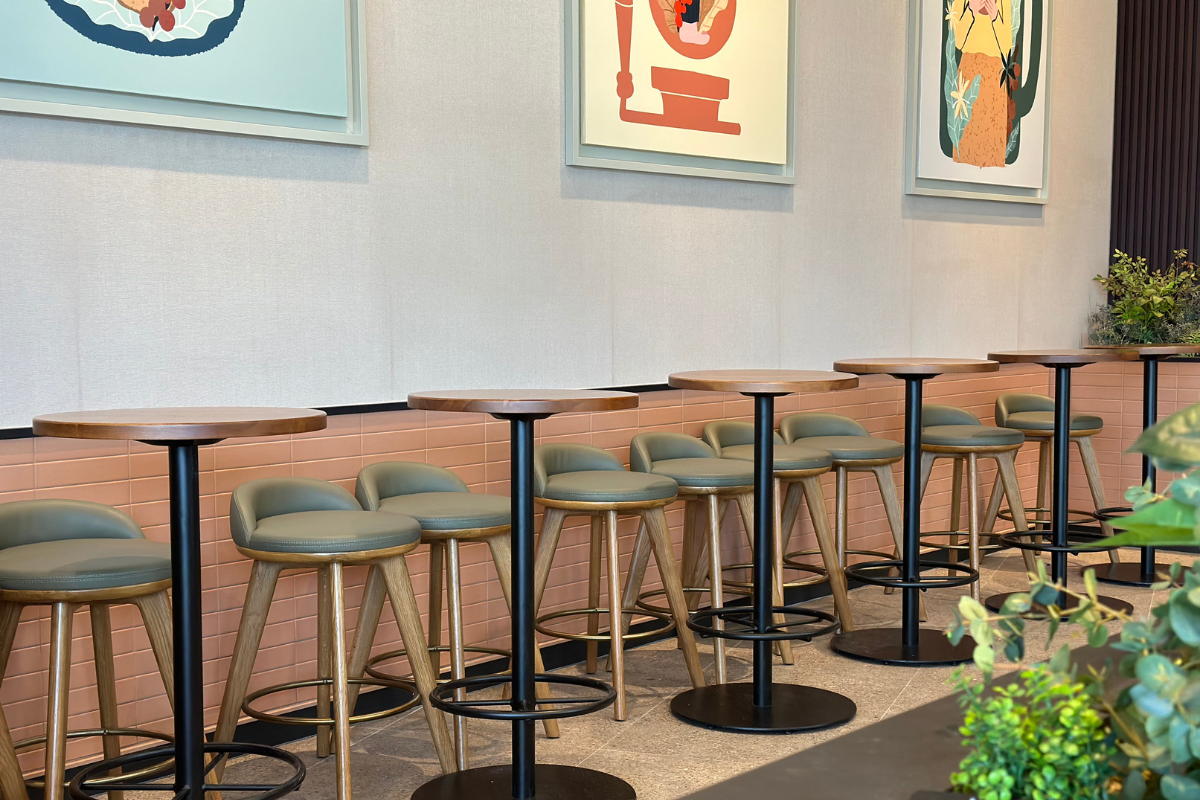 Сиденья и столики у окон в Starbucks THE Bukhansan с видом на природу