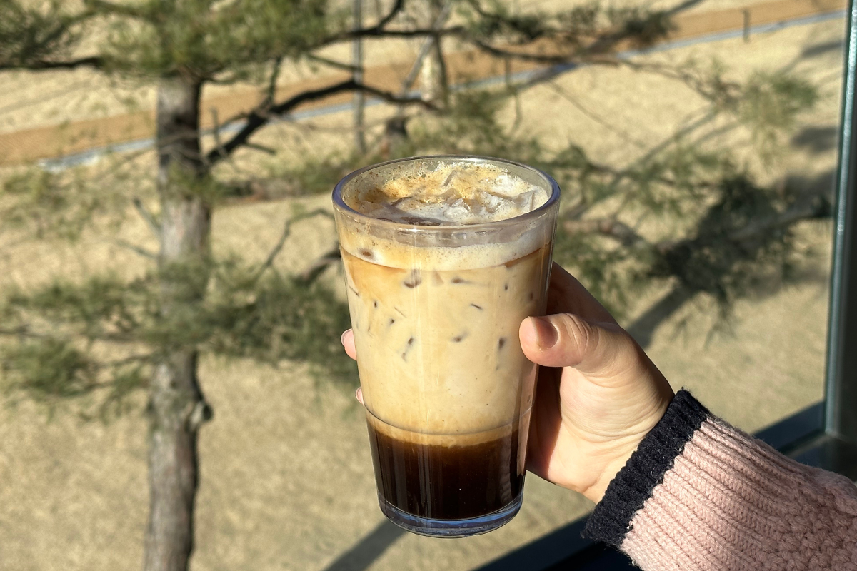 Брикет-завтрак и напитки, поданные на террасе Starbucks THE Bukhansan