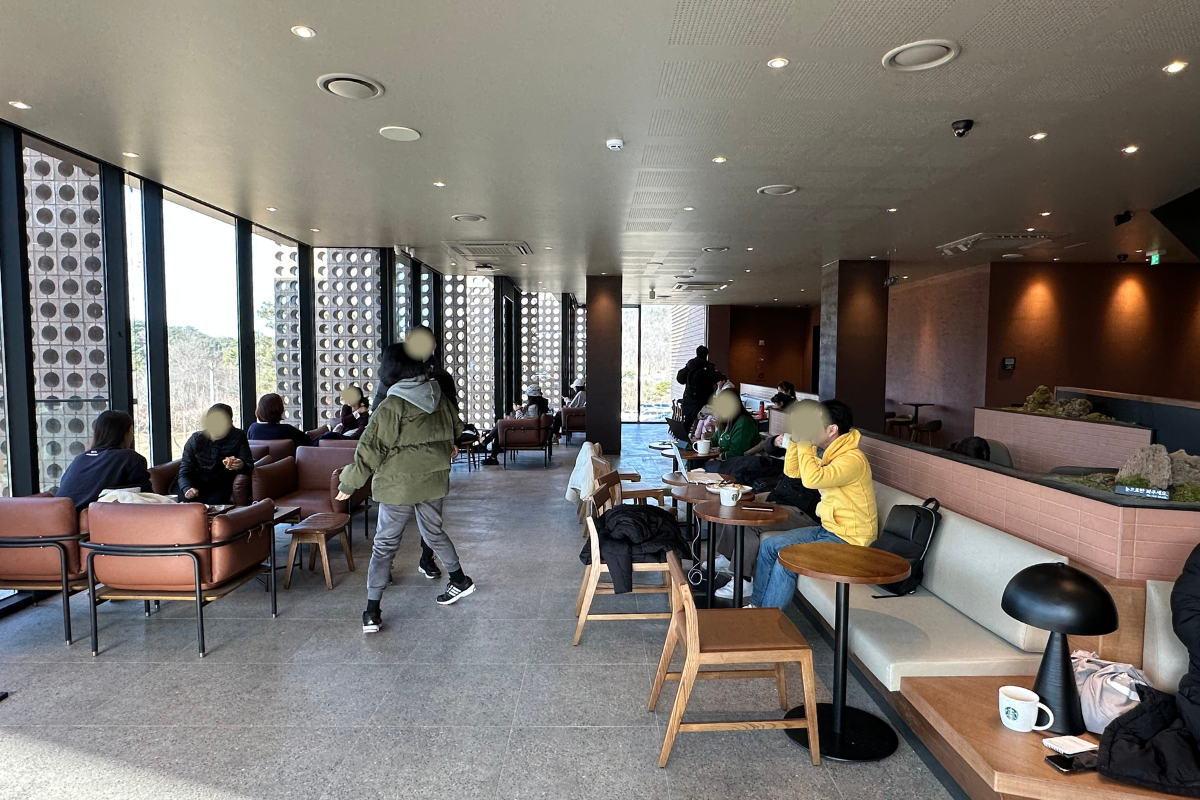 Интерьер с акцентом на растения и картины в Starbucks THE Bukhansan