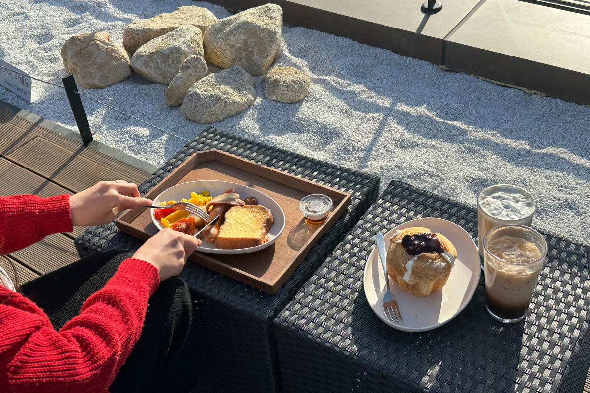 Холодный кофе, поданный в Starbucks THE Bukhansan, на фоне природы