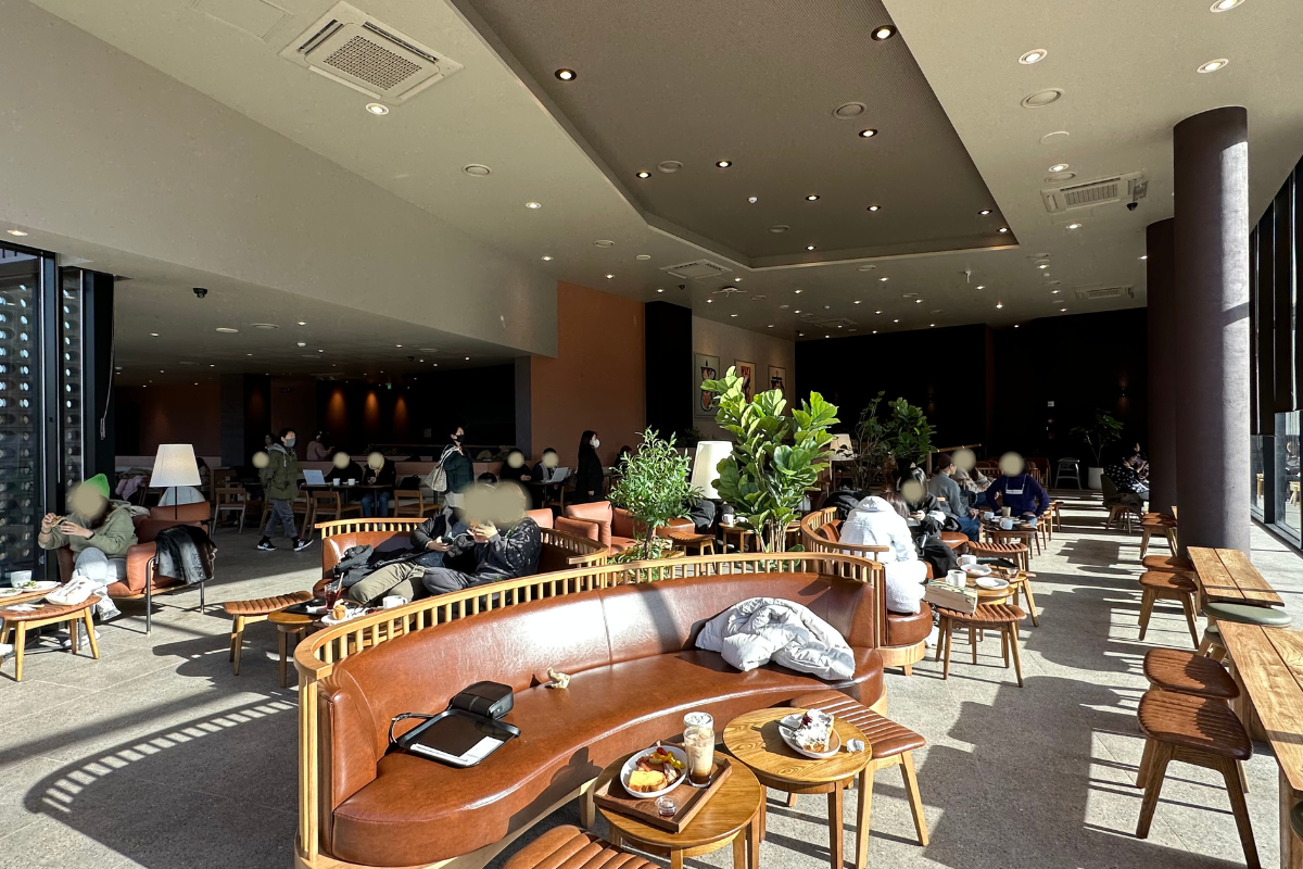 Комфортабельное место для сидения в Starbucks THE Bukhansan с естественным освещением