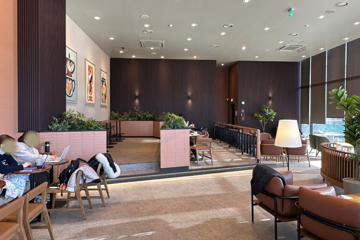 Оформление кафе в Starbucks THE Bukhansan с высокими стульями и столами