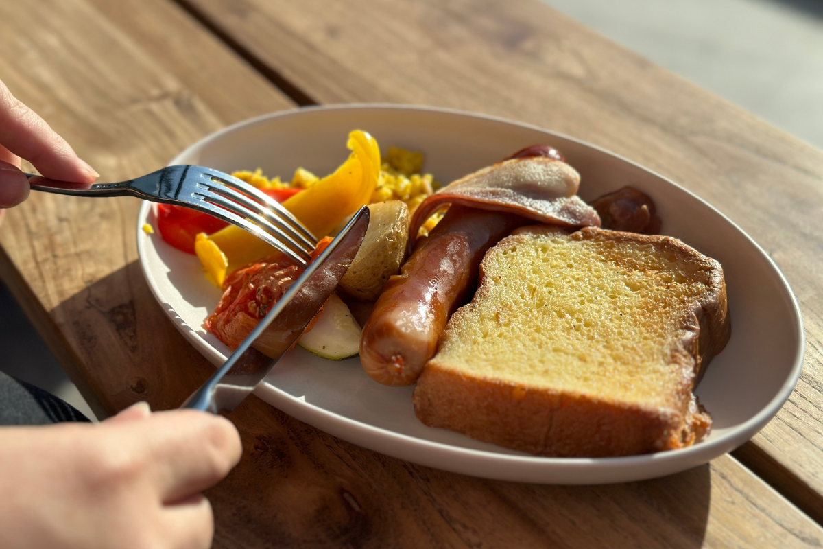 Зелёный прохладный напиток со сливками на верхнем слое в Starbucks THE Bukhansan