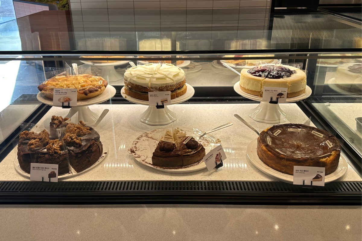 Ассортимент тортов и десертов в витрине Starbucks THE Bukhansan