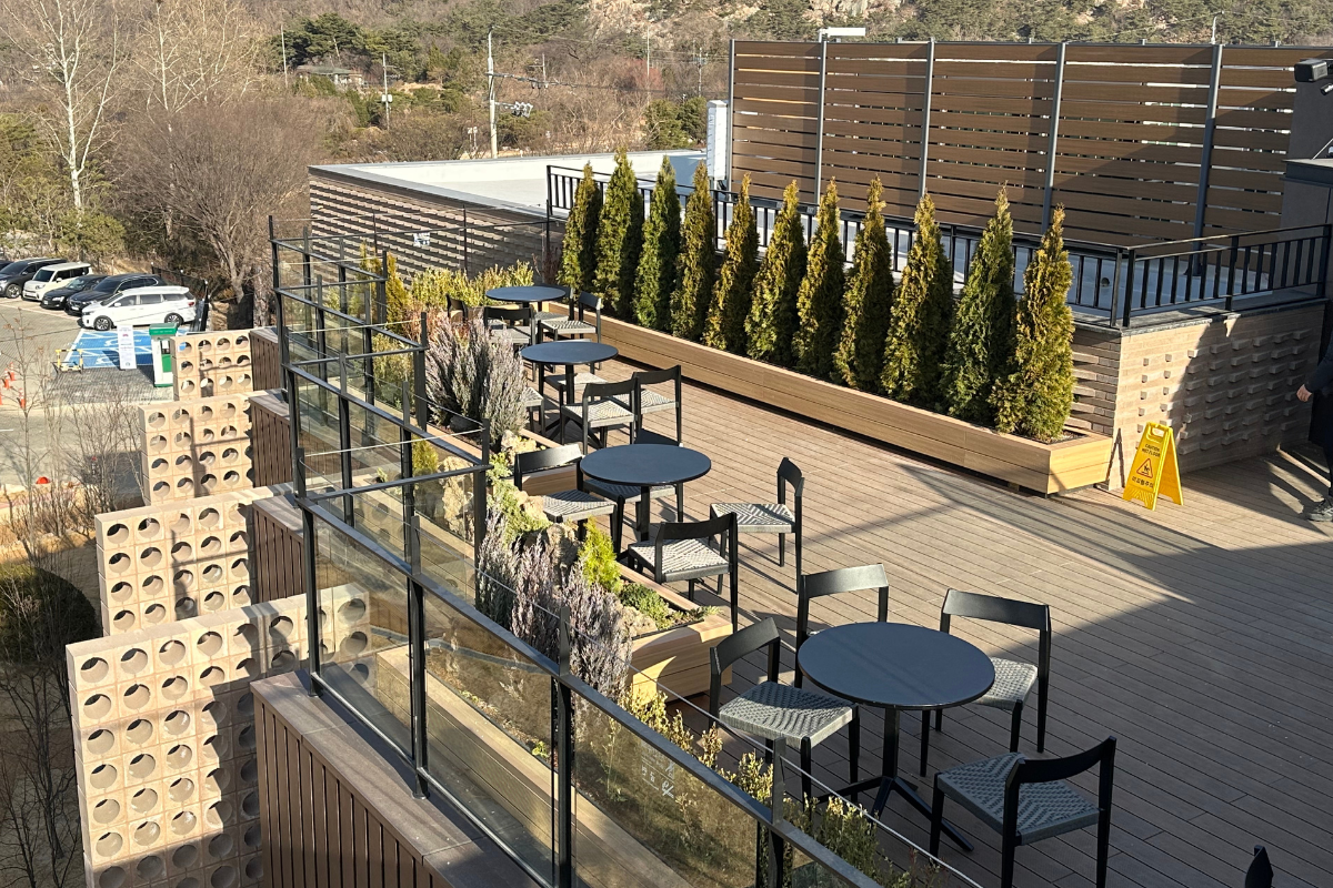 Ярко освещенное помещение в Starbucks THE Bukhansan с многочисленными посадочными местами