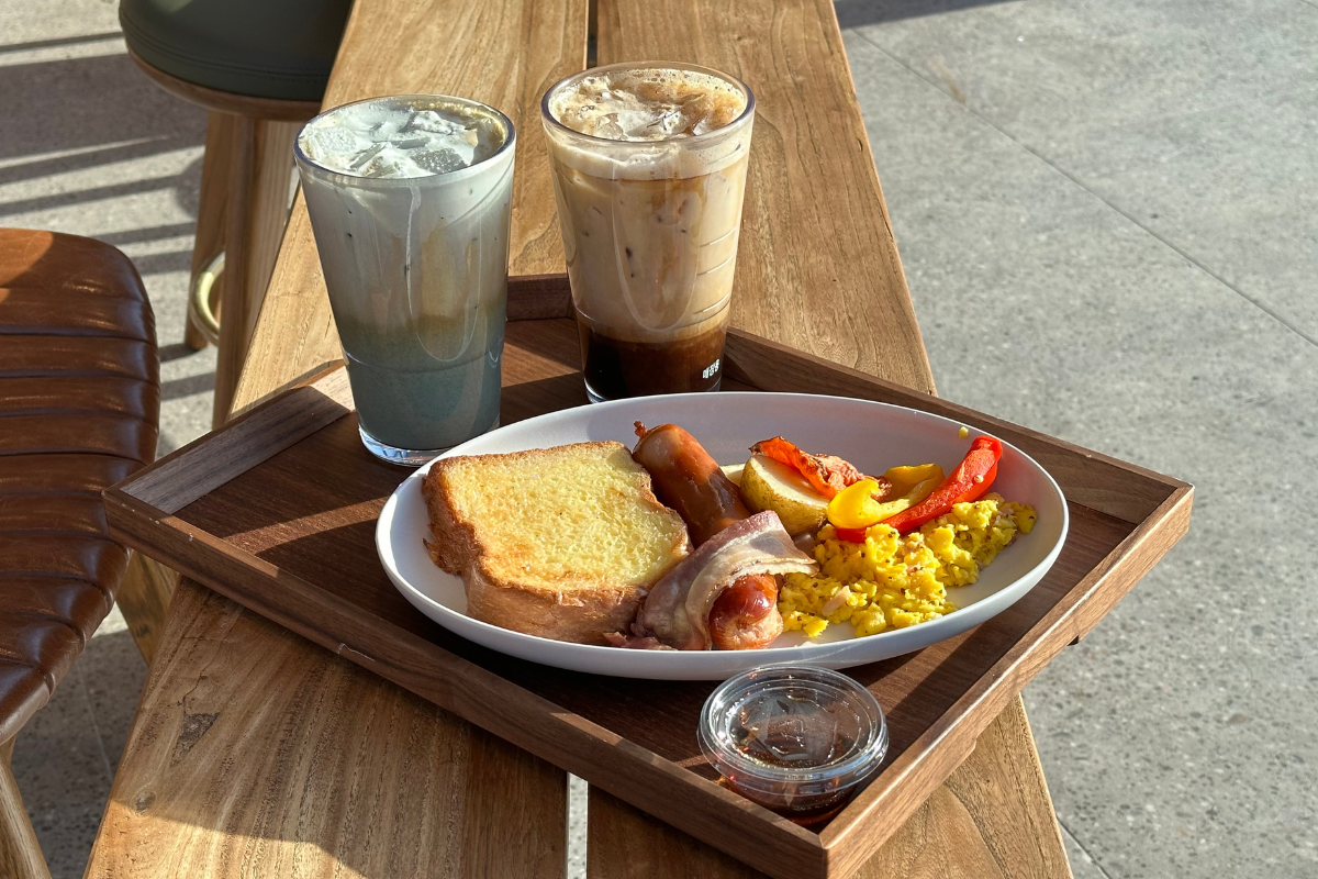 Зона для фотосъемки с видом на горы и логотипом Starbucks на заднем плане