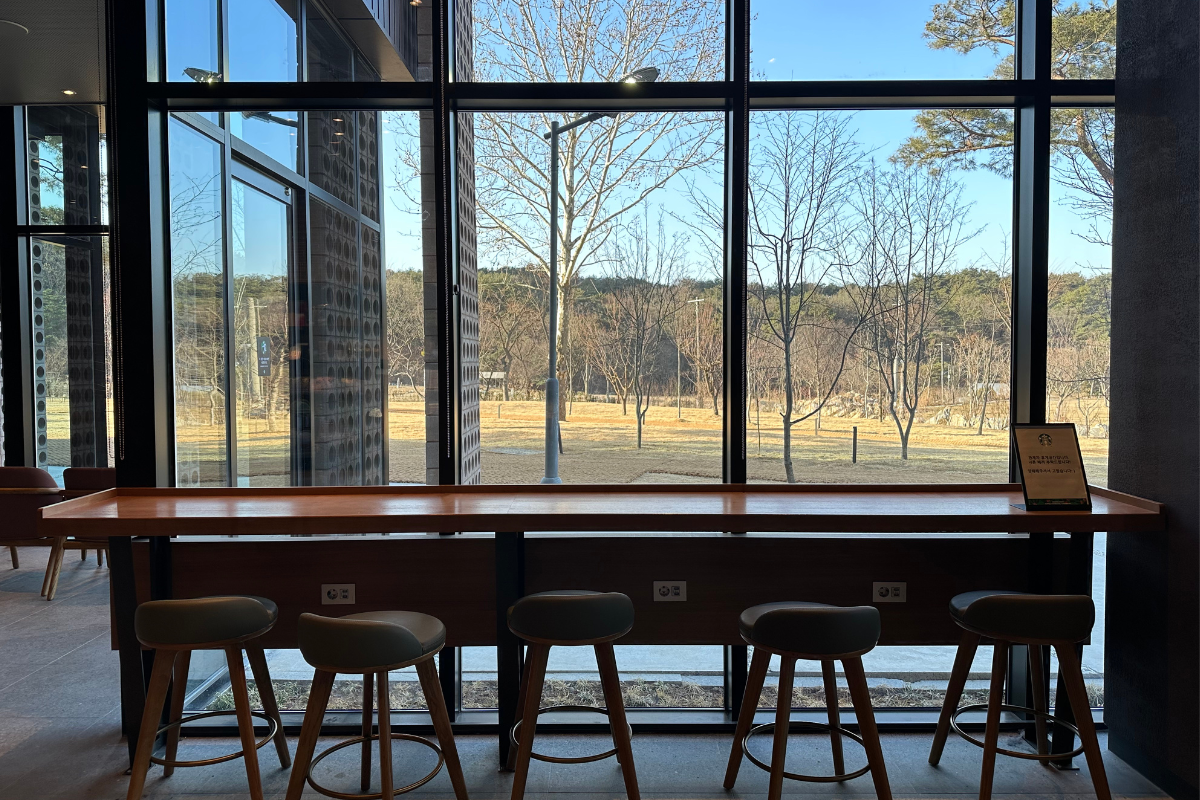 Барная зона с видом на природу в Starbucks THE Bukhansan