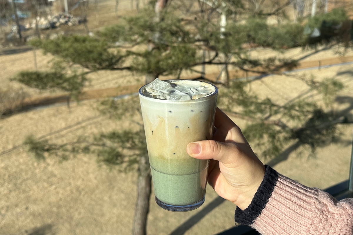 Изысканные холодные напитки, поданные в Starbucks THE Bukhansan