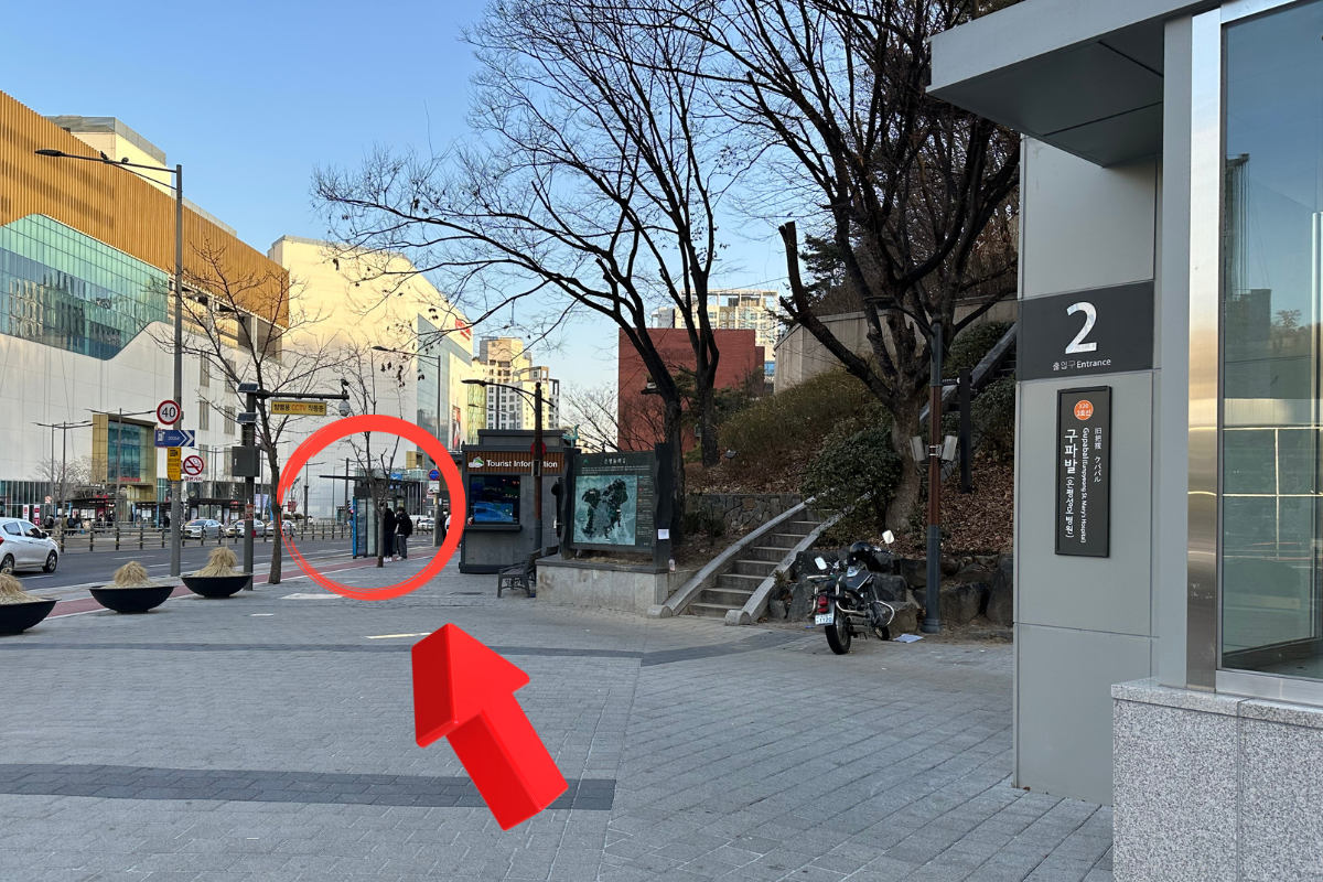 Дорога от станции метро к автобусной остановке на пути к Starbucks THE Bukhansan