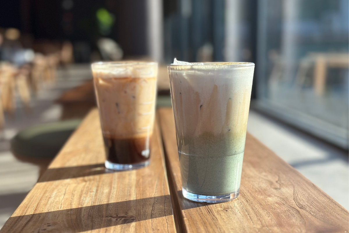 Посетители позируют для фотографий в зоне для фотосъемки в Starbucks на фоне гор