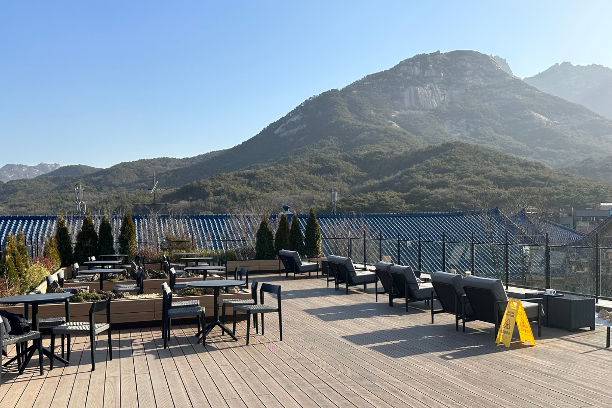 Уютное место для сидения в Starbucks THE Bukhansan, декорированное под стиль оазиса