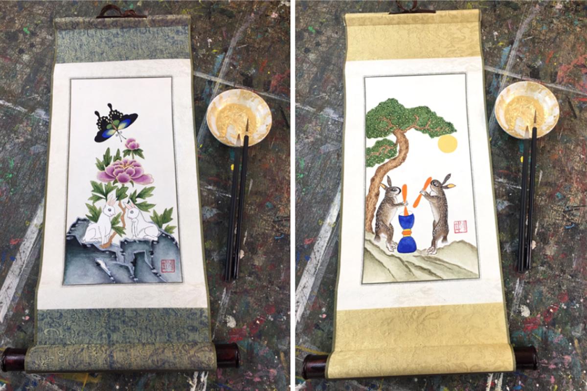 Scroll lukisan tradisional Korea minhwa yang menampilkan kelinci dan bunga dengan teknik pewarnaan yang detail.