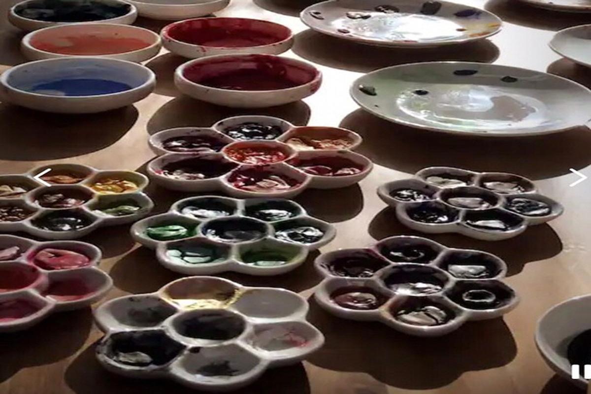 Palet warna-warni yang disusun rapi untuk menggambar minhwa, terdiri dari berbagai warna cerah yang siap digunakan.