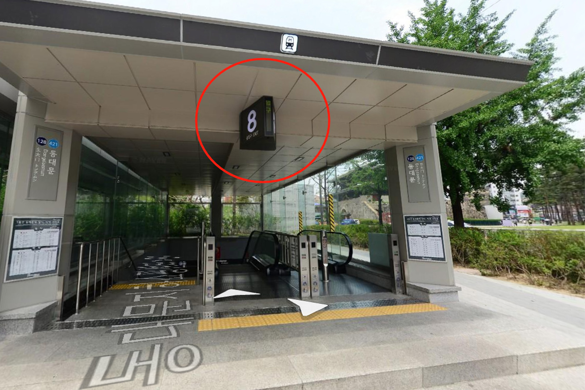 Lối ra số 8 tại ga Dongdaemun, điểm khởi hành của tour đi bộ Công viên Naksan, Creatrip, Seoul.