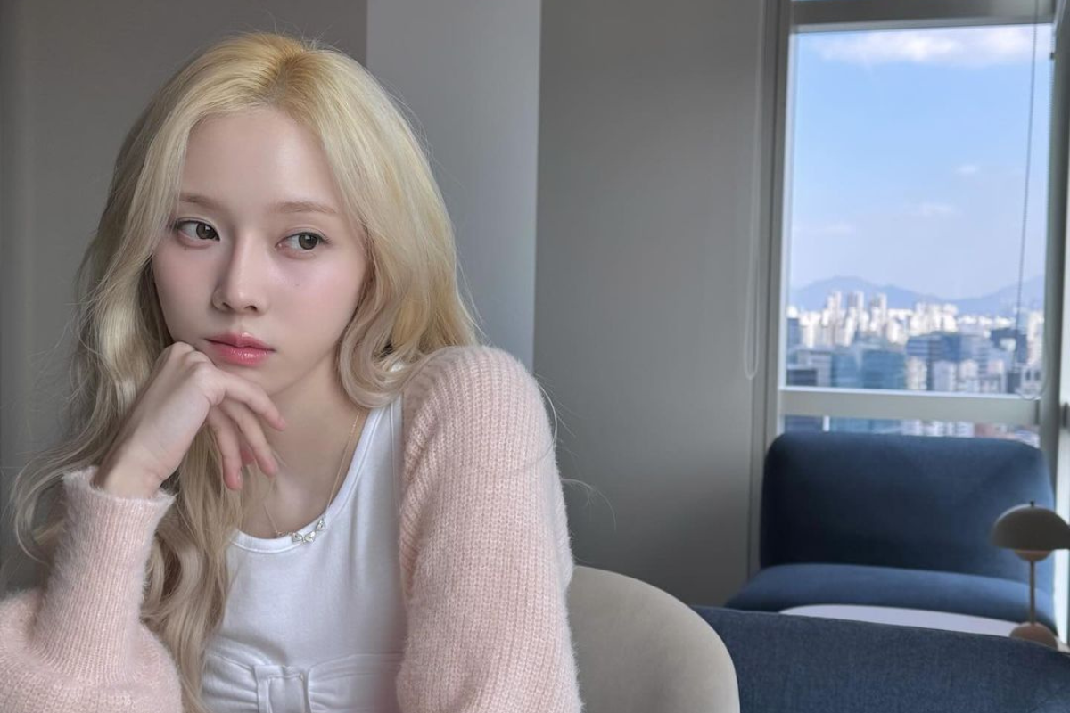 aespa's Winter with bright blonde hair, conveying a fresh and modern style for spring.