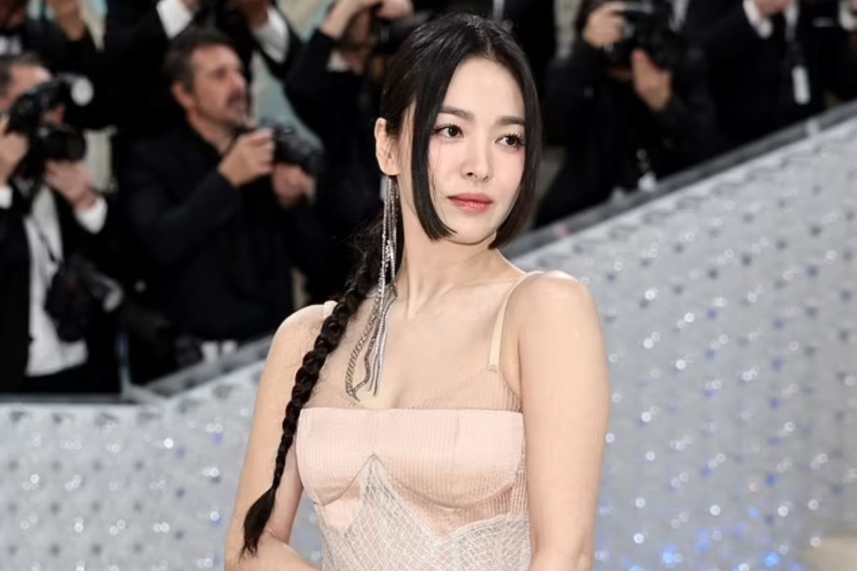 Bae Suzy's influential Hime Cut hairstyle with sharp edges and long fringe.