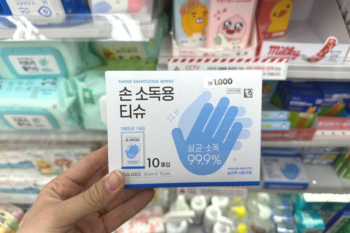 Khẩu trang, giấy khử khuẩn hàn quốc ở Daiso, item du lịch cần thiết