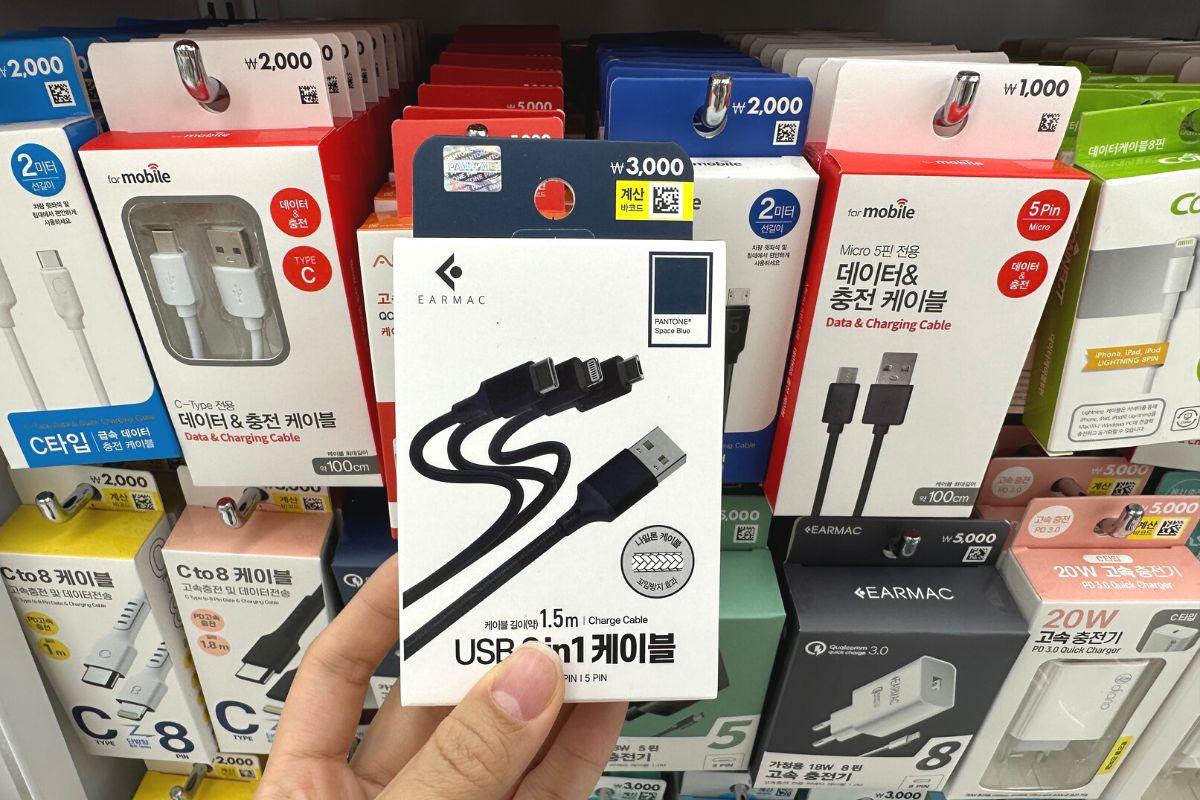Dây sạc nhiều đầu, Củ sạc điện thoại hàn quốc ở Daiso, item du lịch cần thiết