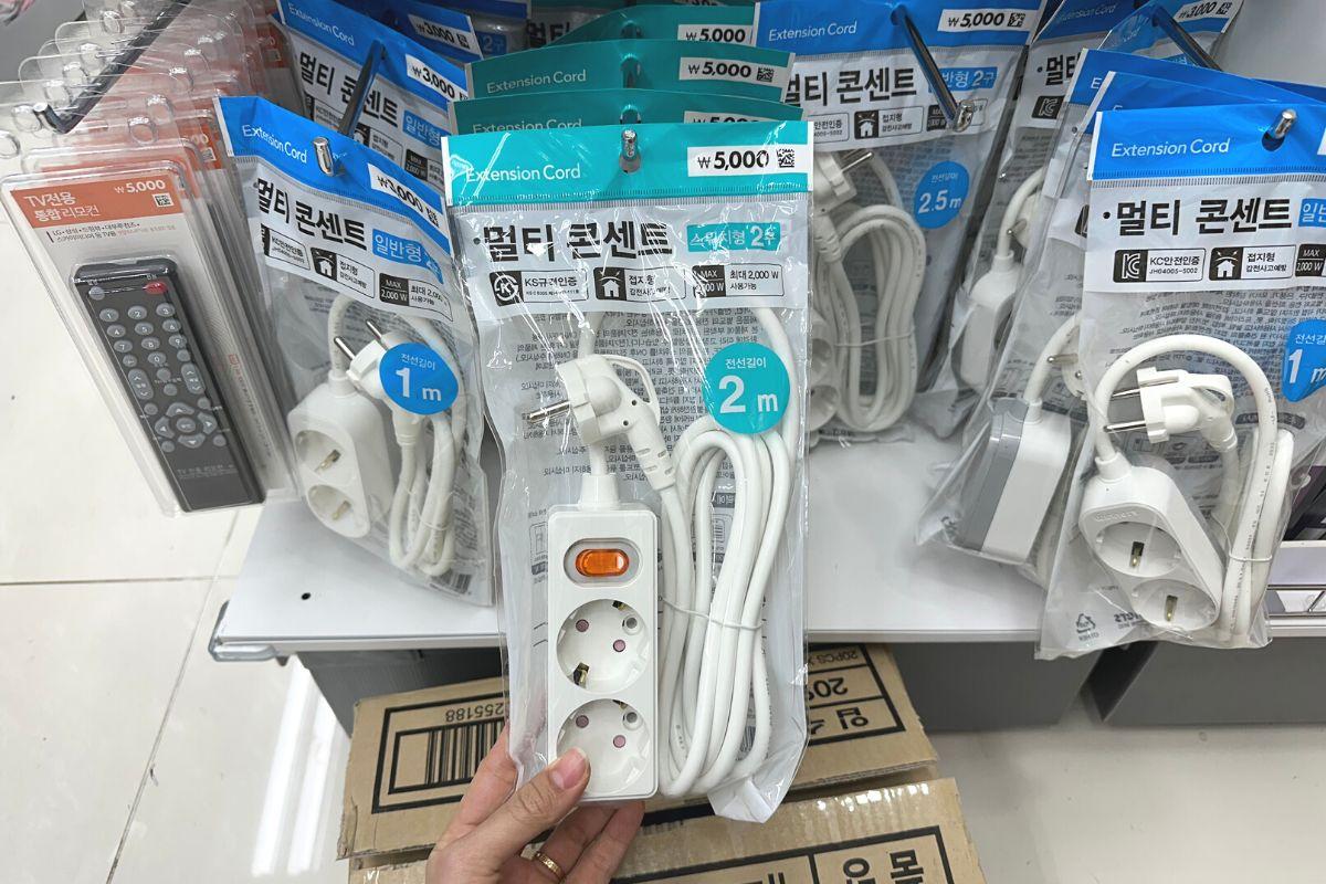 Ổ cắm điện Hàn Quốc ở Daiso, item du lịch cần thiết