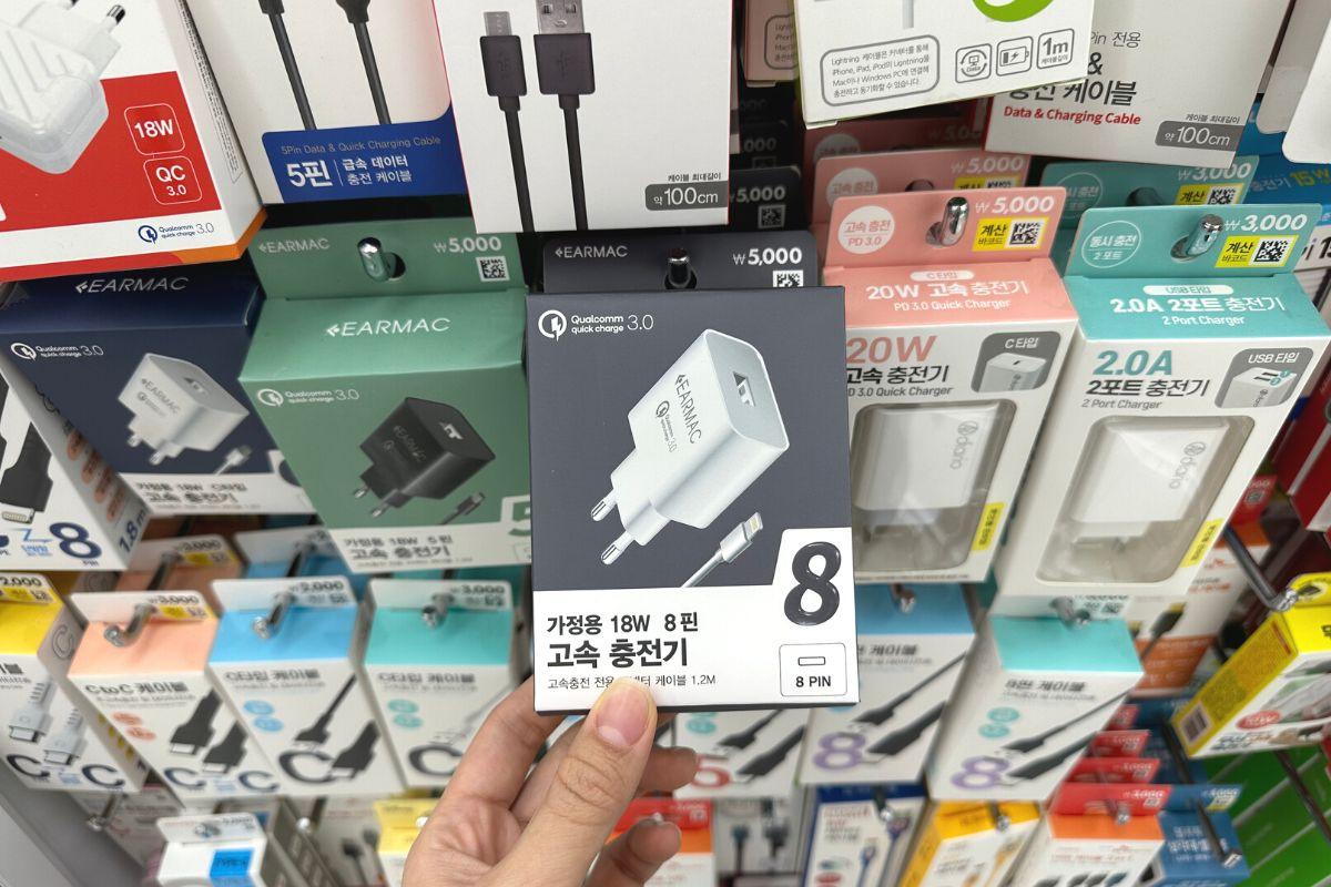 Dây sạc nhiều đầu, Củ sạc điện thoại hàn quốc ở Daiso, item du lịch cần thiết