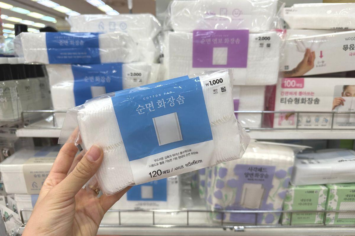 Bông tẩy trang hàn quốc ở Daiso, item du lịch cần thiết